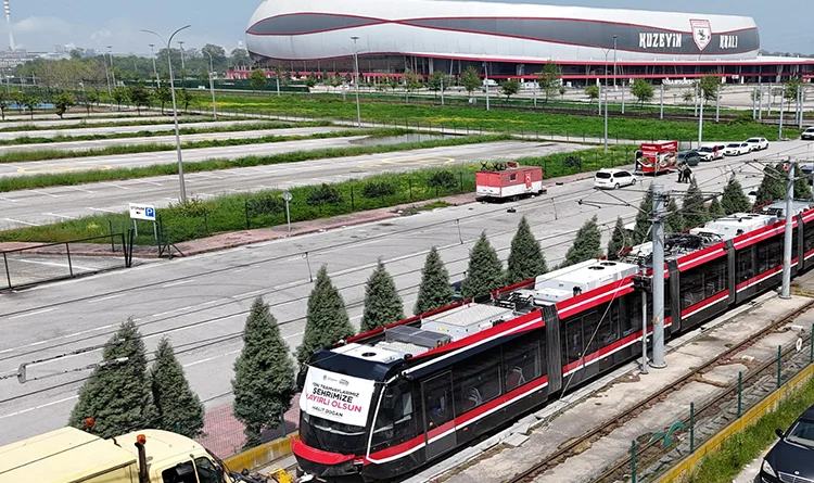 Samsun'a büyük yatırım: 12 tramvay geliyor, ilki raylara indi Samsun'a büyük yatırım: 12 tramvay geliyor, ilki raylara indi