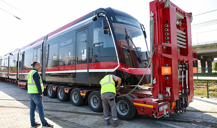 Samsun'a büyük yatırım: 12 tramvay geliyor, ilki raylara indi Samsun'a büyük yatırım: 12 tramvay geliyor, ilki raylara indi