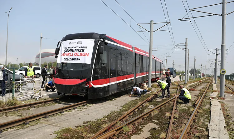 Samsun'a büyük yatırım: 12 tramvay geliyor, ilki raylara indi Samsun'a büyük yatırım: 12 tramvay geliyor, ilki raylara indi