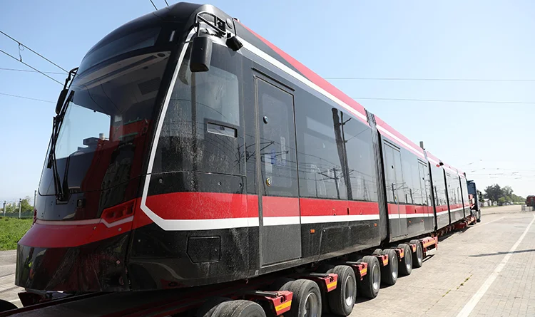 Samsun'a büyük yatırım: 12 tramvay geliyor, ilki raylara indi Samsun'a büyük yatırım: 12 tramvay geliyor, ilki raylara indi